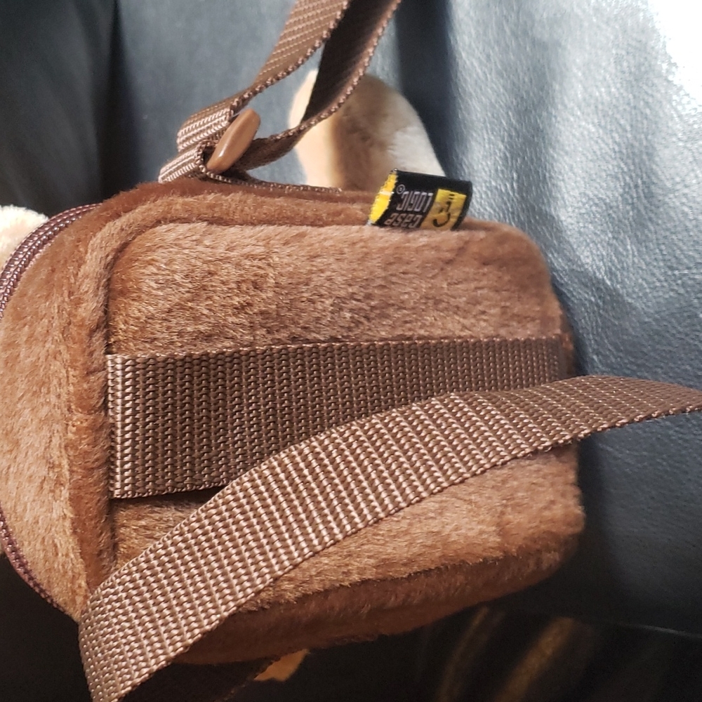 Case Logic Camera/Phone Case with adjustable strap. - Picture 5 of 5